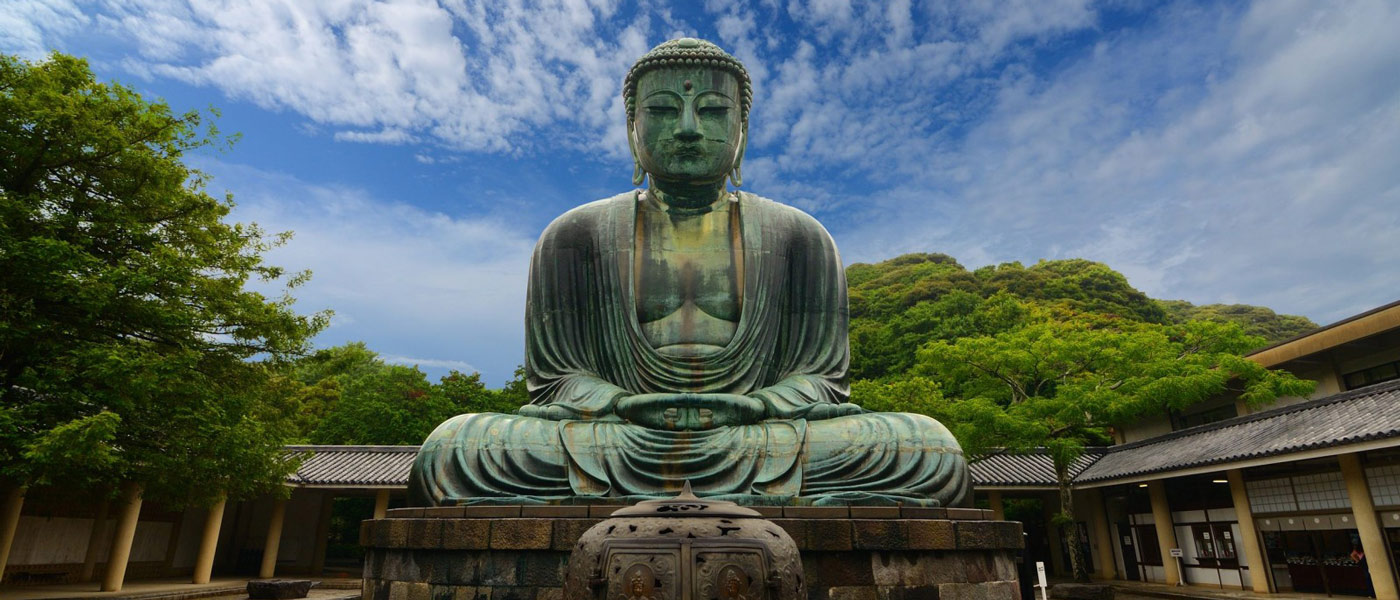 the-great-buddha-daibutsu-on-the-grounds-of-kotokuin-temple-in-kamakura-japan-1600x10598798794444.jpg (1400×600)