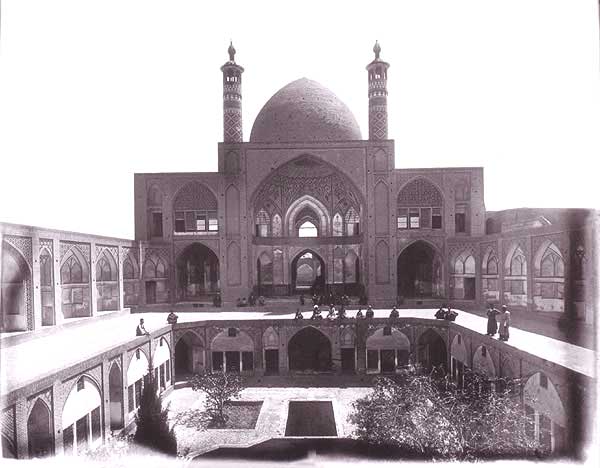  عکسی قدیمی از مسجد مدرسه آقا بزرگ