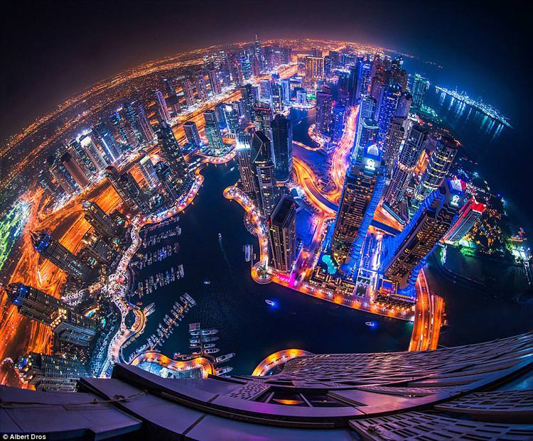 عکس دبی 10 - بالای برج پیچ خورده