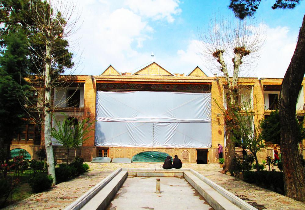 نمایی از حیاط و حوض حسینه 