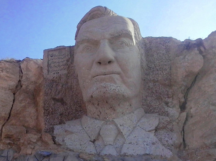 مجسمه شهریار در عینالی