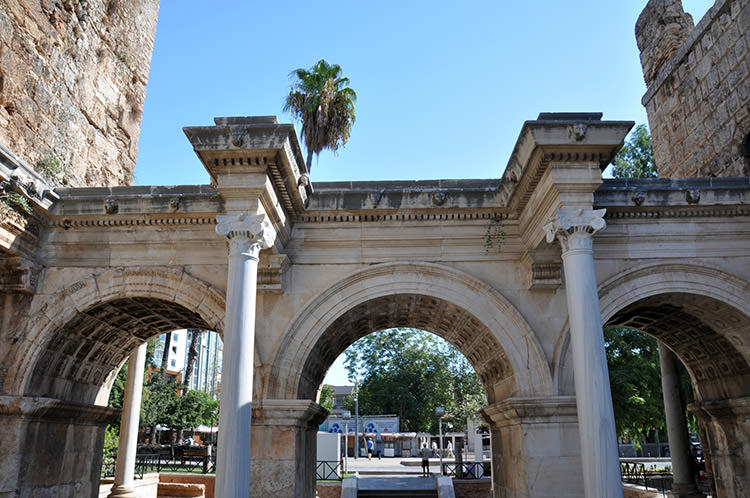 دروازه هادریانوس