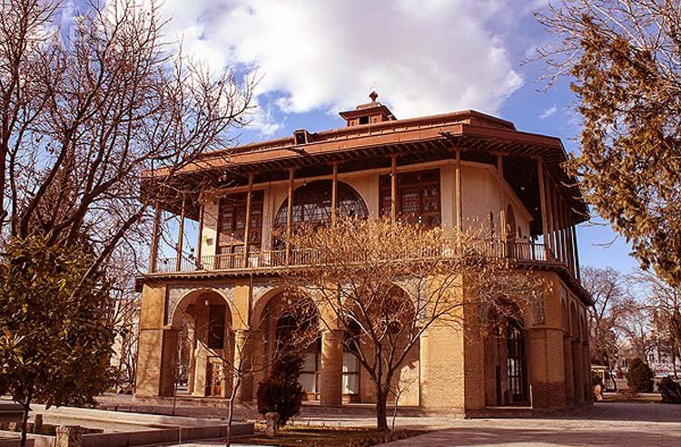 کاخ چهلستون قزوین معروف به کلاه فرنگی