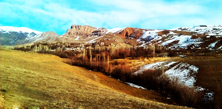 نمایی از روستا و قلعه الموت