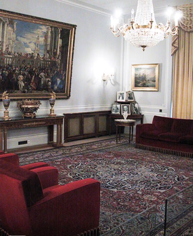 اتاق انتظار سفرا صاحبقرانیه نیاوران