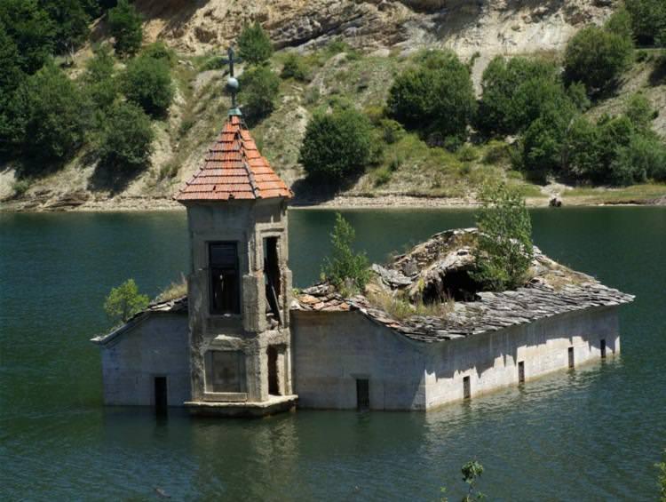 دریاچه‌ی بزید، رومانی