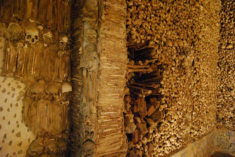 کلیسایی تزئین شده با استخوان انسان در پرتغال