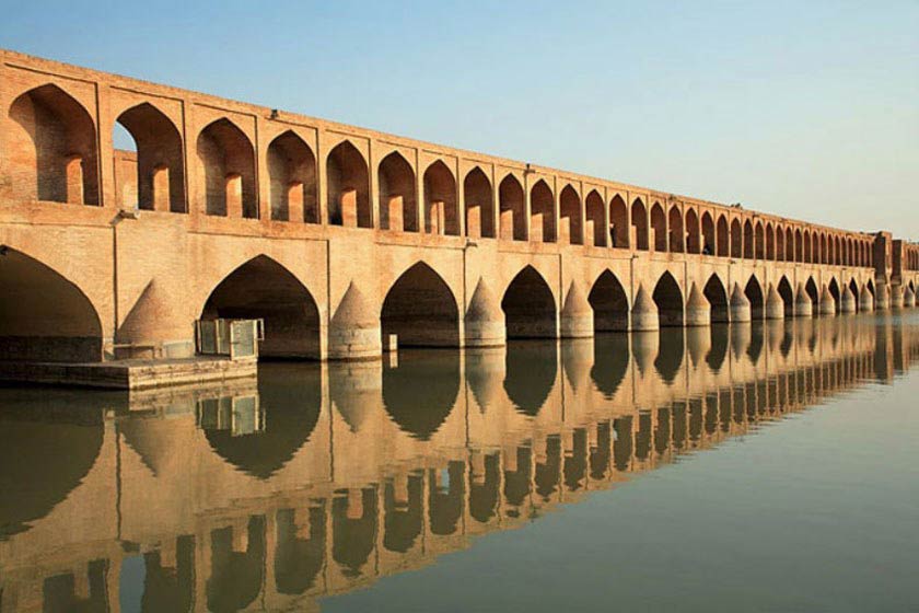 سی و سه پل، محل جشن آبریزگان