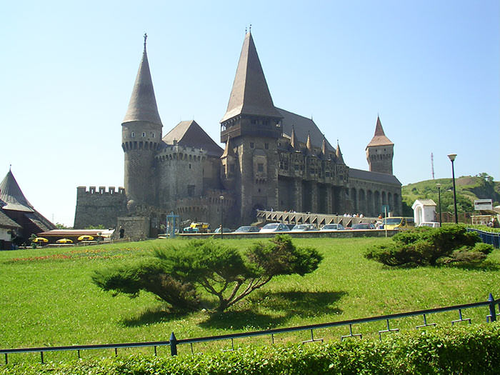 قلعه هوندا آرا در رومانی که الهام بخش برام استوکر در خلق قلعه کنت دراکولا بوده است