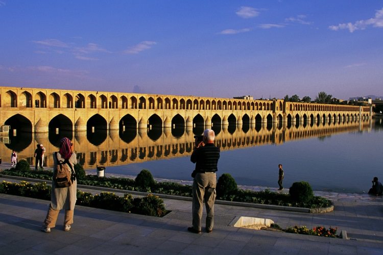 در پی توافق هسته ای، ایران سالانه ۲۰ میلیون گردشگر جذب میکند