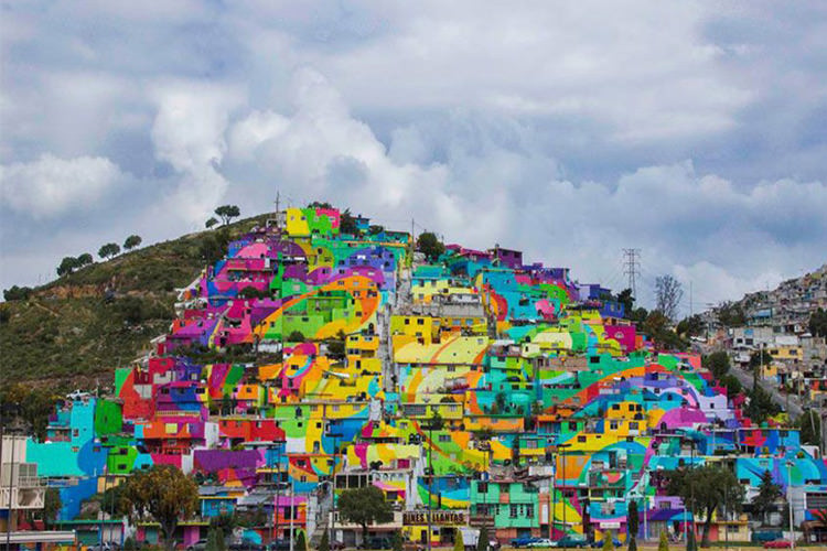 تبدیل دامنه کوه به اثر هنری با رنگ آمیزی ۲۰۹ خانه در مکزیک
