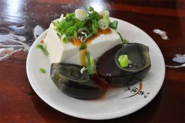 سرو تخم مرغ هزار ساله در شانگهای چین