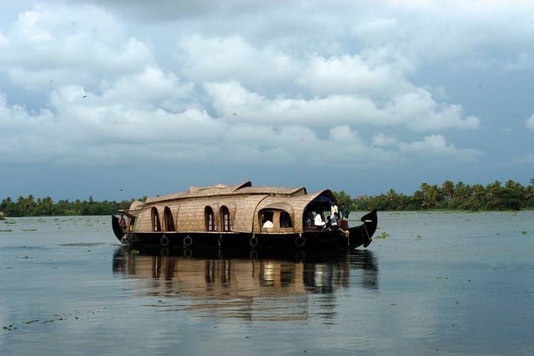 houseboat_in_the_backwaters_of_kerala_24