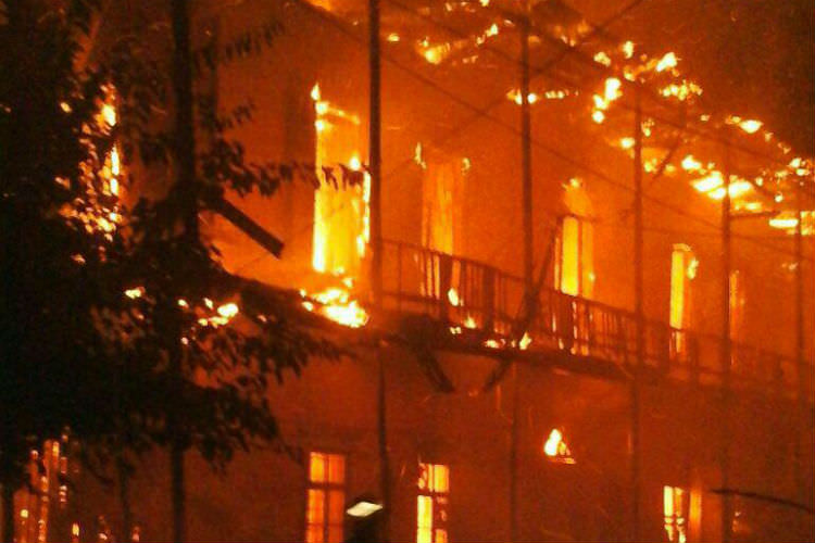 خانه تاریخی ۱۳۵ ساله سیمین شهر در آتش سوخت - کجارو