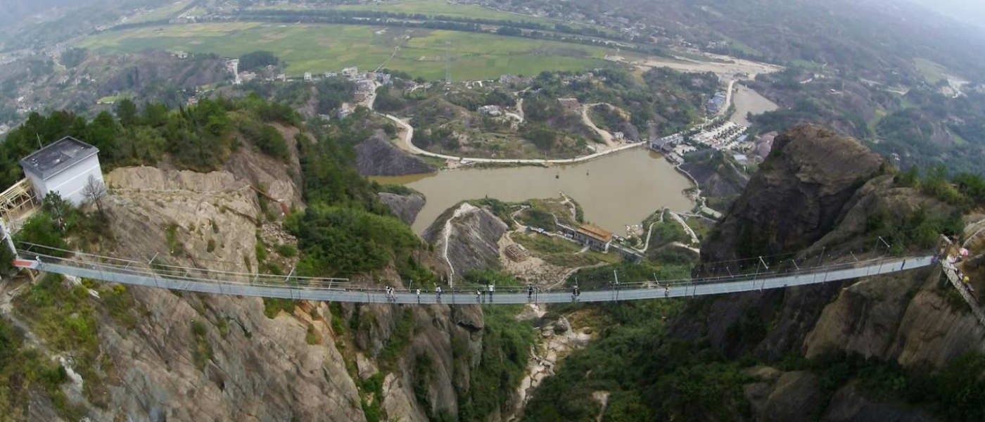 بلندترین و مرتفع‌ترین پل شیشه‌ای جهان در چین