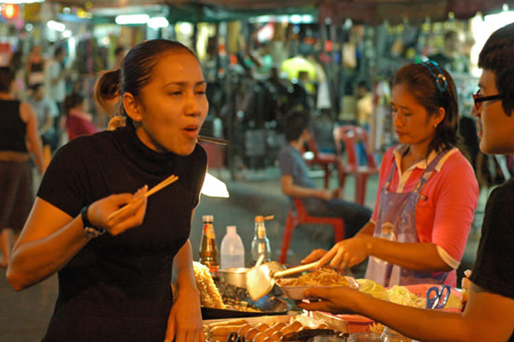 Большие тайцы. Тайланд люди. Тайланд люди на улице. Тайланд фото людей. В Тайланде люди черные.
