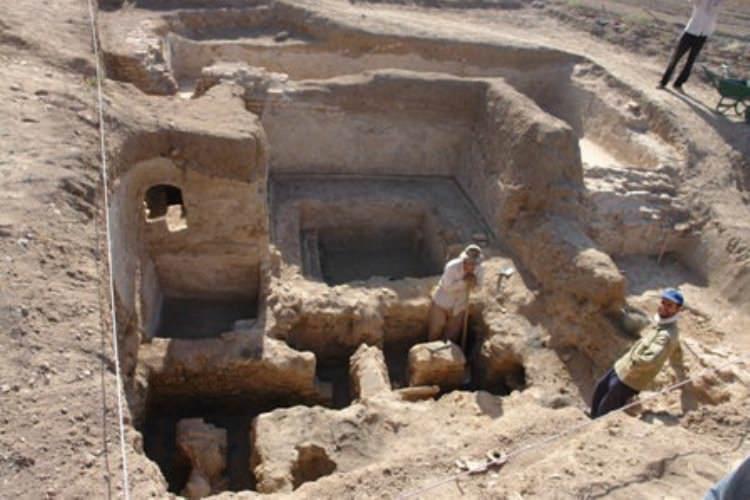 کشف ظرف سنگی باستانی در شهرستان اراک