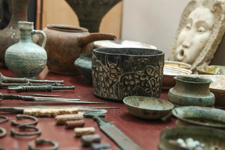کشف اشیاء عتیقه دوران قبل از اسلام از سه قاچاقچی آثار باستانی
