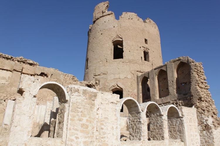 آثار تاریخی شهرستان دیر بوشهر  رو به تخریب است