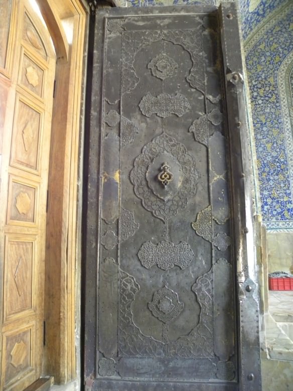 کنده کاری های روی دیوار در مسجد شاه اصفهان