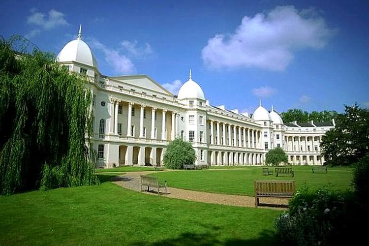 دانشگاه بازرگانی لندن بهترین دانشگاه برای تحصیل در رشته‌ی تجارت (به جز آمریکا) در سراسر جهان است. 