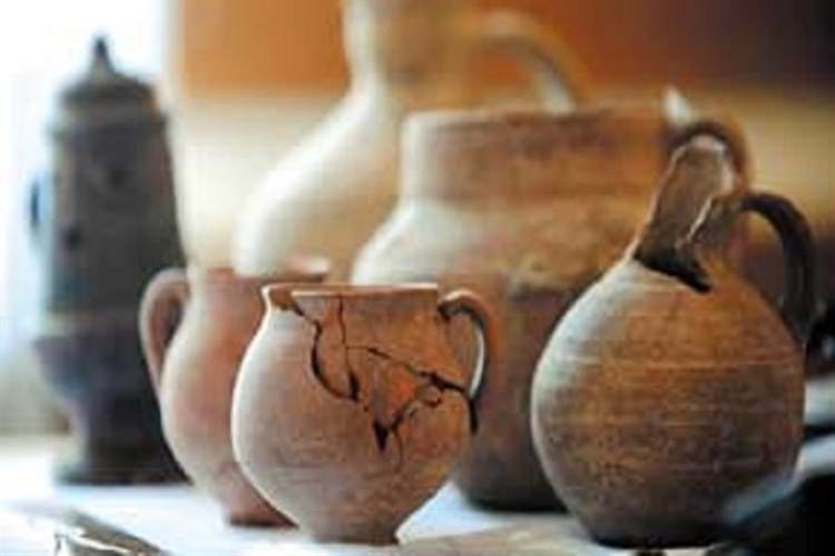 کشف ظروف سفالی باستانی از منزل یک قاچاقچی در بناب