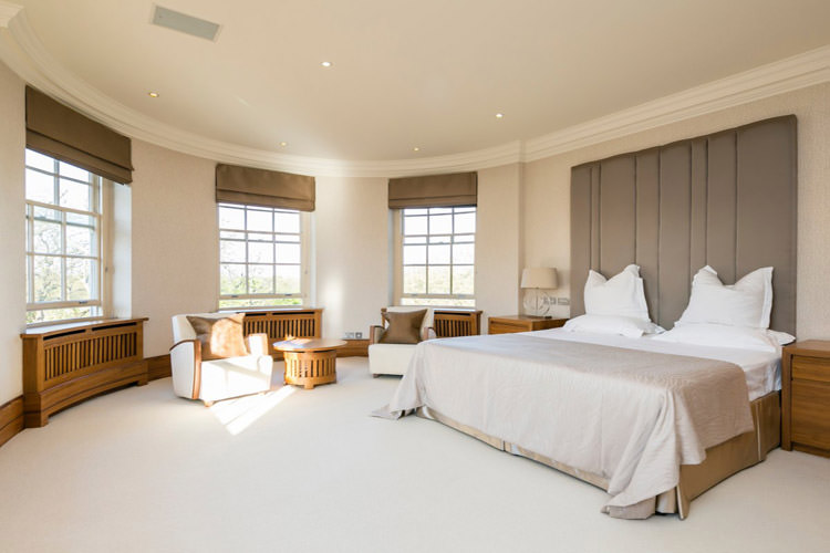 the-richest-overseas-students-spend-a-huge-5000-7701-per-week-on-luxury-flats-that-have-bedrooms-bigger-than-the-average-london-flat-this-is-a-bedroom-in-abbey-lodge-near-regents-park