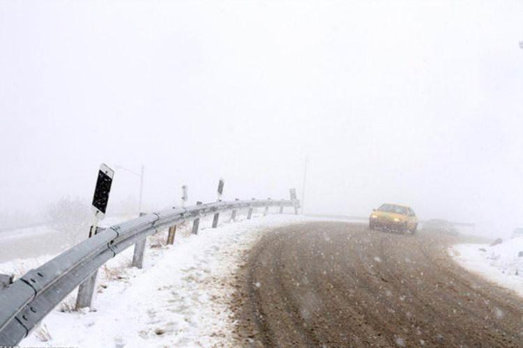 برف و کولاک ۱۰۰۰ مسافر را در ساوه زمین گیر کرد