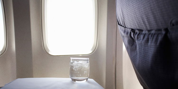 آب خوردن در هواپیما