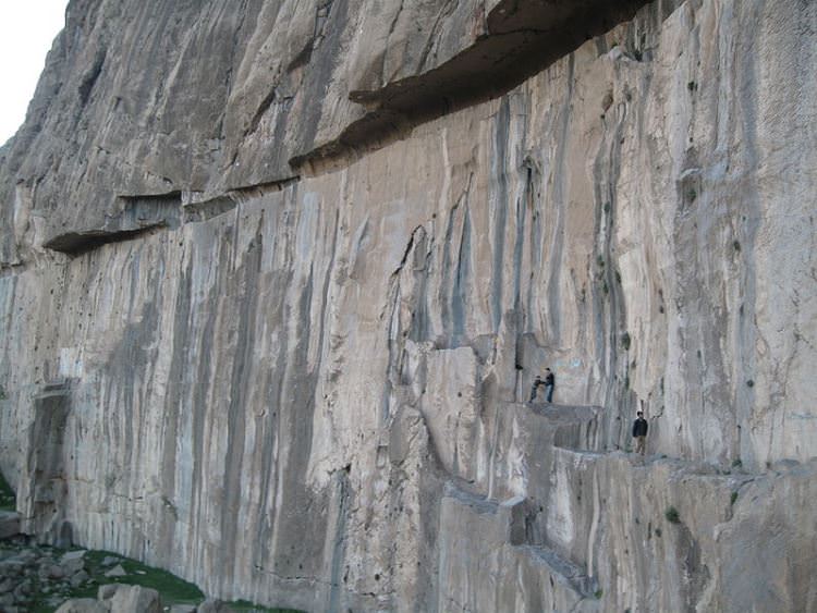 سنگ های تراش خورده در کوه بیستون
