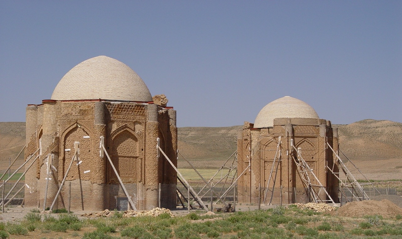 نمایی از  برج های دوقلوی خرقان در حال مرمت 