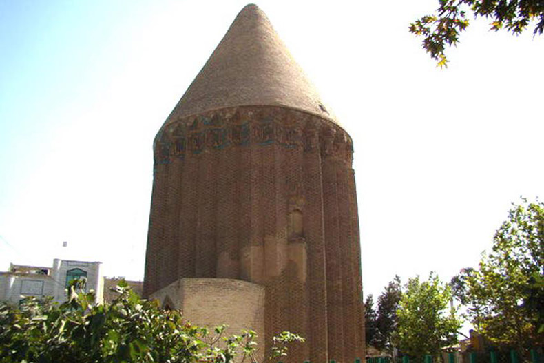 برگزاری نمایشگاه صنایع دستی ورامین در برج تاریخی علاالدین 