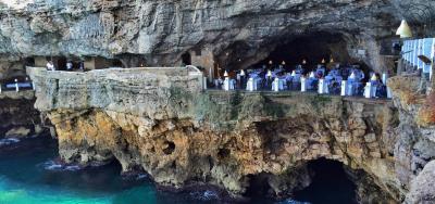 رستورانی در ایتالیا که درون غار ساخته شده است