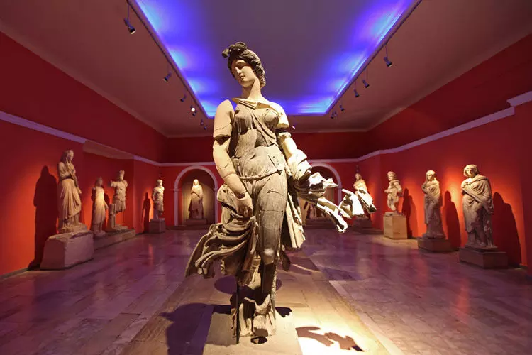 مجسمه رومی در موزه ی باستان شناسی آنتالیا