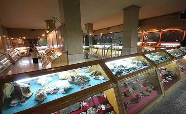 سنگ های معدنی و کانی در موزه تاریخ طبیعی همدان
