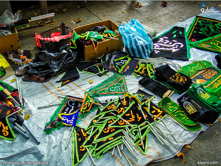 پرچم های کوچک عزاداری در بازار پرچم تهران