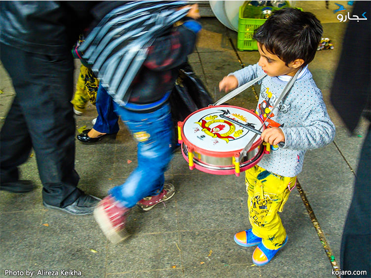 پسر کوچک با طبل در بازار پرچم تهران