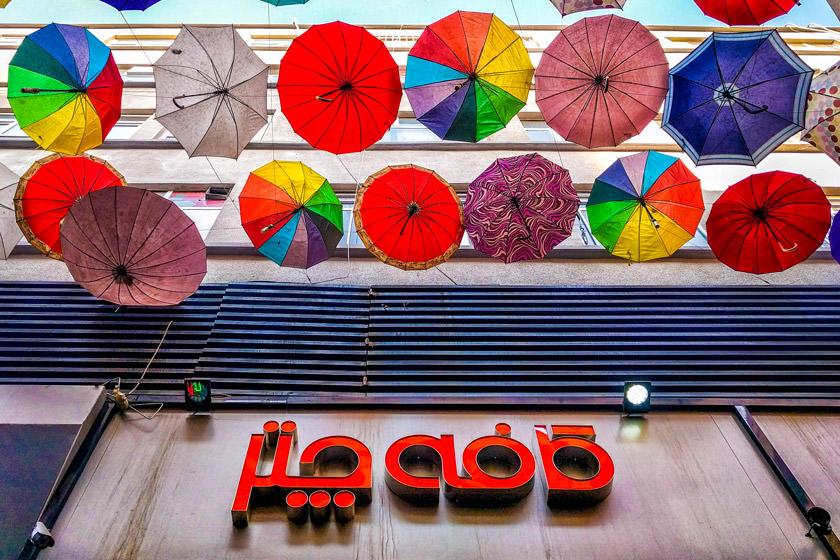 کافه گردی:‌ کافه چتر، کافه‌ای دنج و رنگارنگ در کوچه چترها
