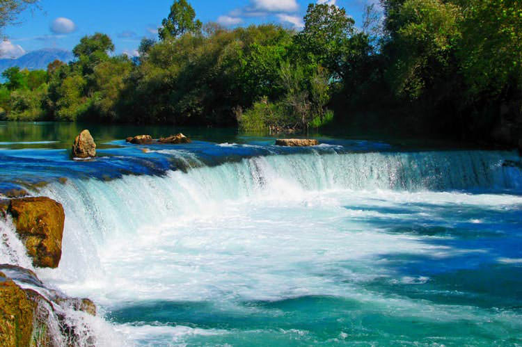آب های خروشان در رودخانه و آبشار ماناوگات