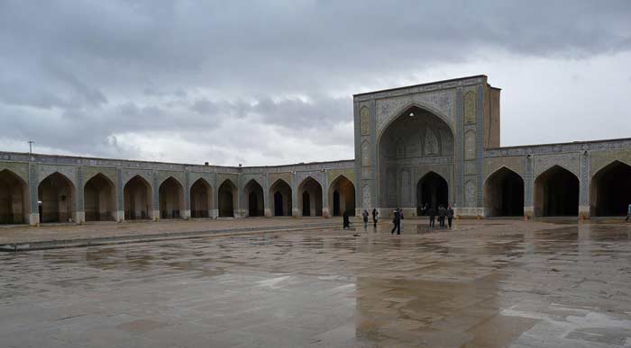 منظره بارانی و صحن مسجد وکیل