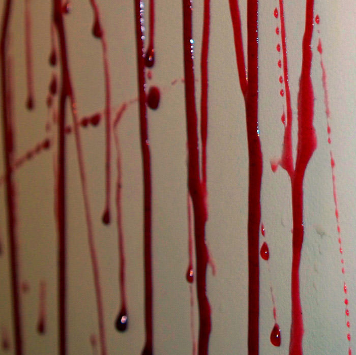نشانه‌های ترسناک تسخیر شدن: خونریزی از دیوار