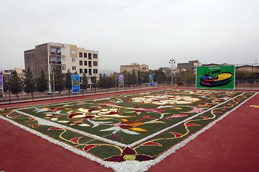 بزرگترین فرش سرگل خاورمیانه در محلات رونمایی شد