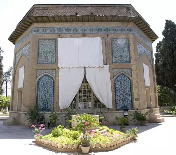 گلدان های گل در مقابل عمارت کلاه فرنگی شیراز