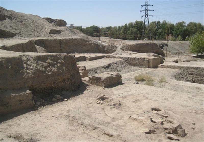 ویرانه ها و تپه باستانی قلعه سارویه اصفهان