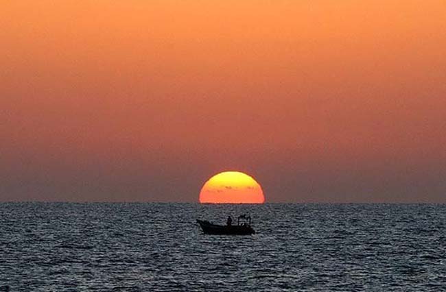 قایق و غروب خورشید و دریا در بندر گواتر چابهار