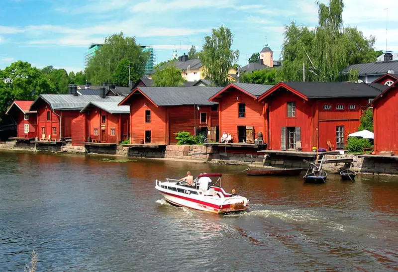قایق موتوری و کلبه های قرمز رنگ پروو فنلاند