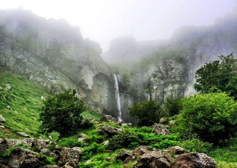 دورنمای منظره مه آلود آبشار ورزان