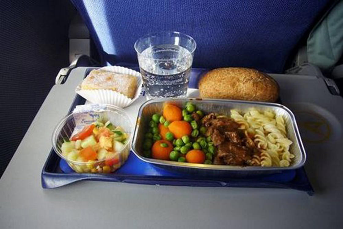 Самолете дают еду. Еда в самолете. Обед в самолете. Завтрак в самолете. Питание в поезде.