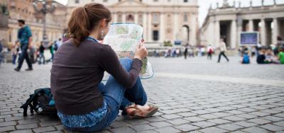 ۱۲ نکته کاربردی برای خانم هایی که تنها سفر می‌کنند