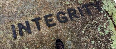 سنگ نوشته‌های راجر بابسون در دهکده داگ تاون، آمریکا